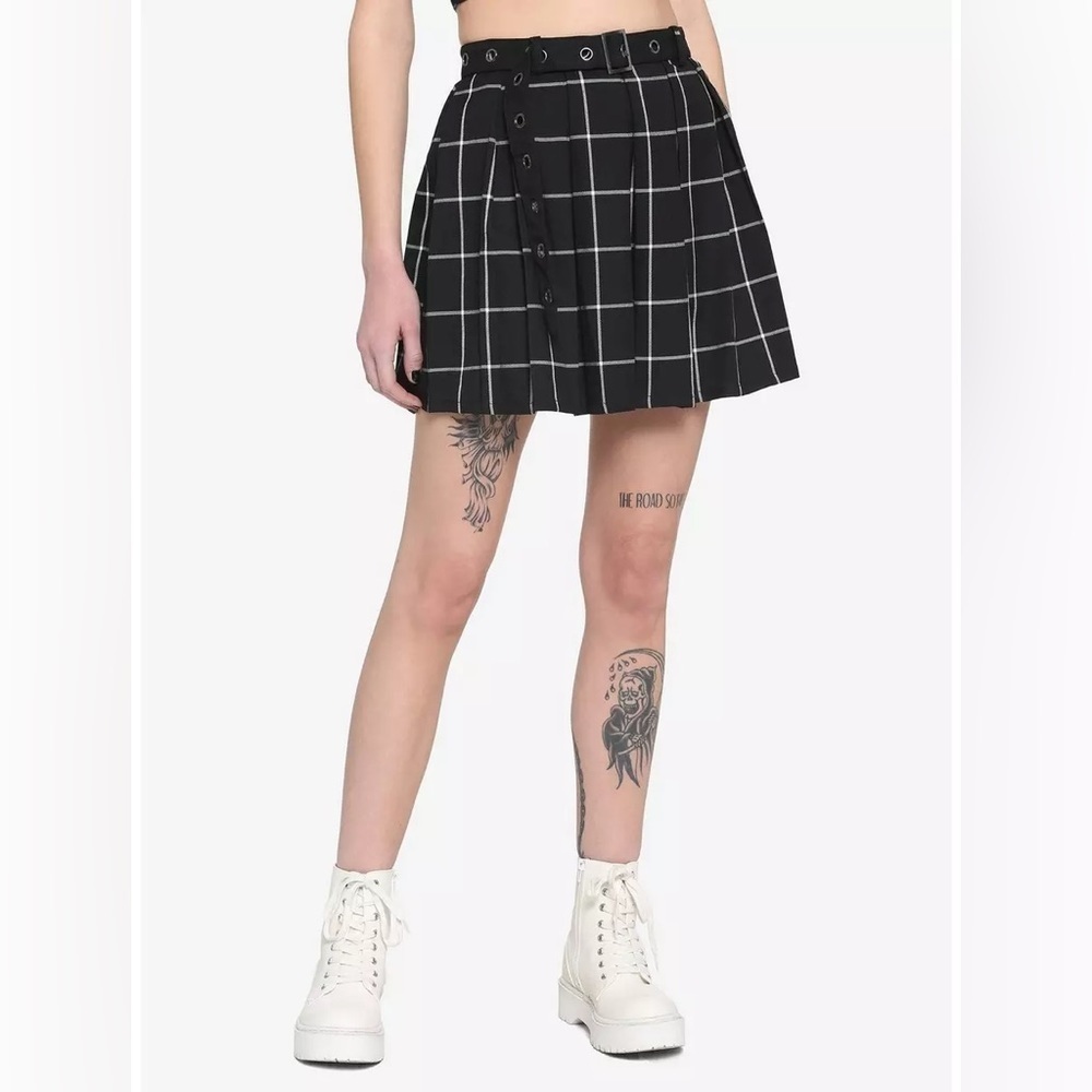 hot topic black & white plaid pleated mini skirt with grommet belt